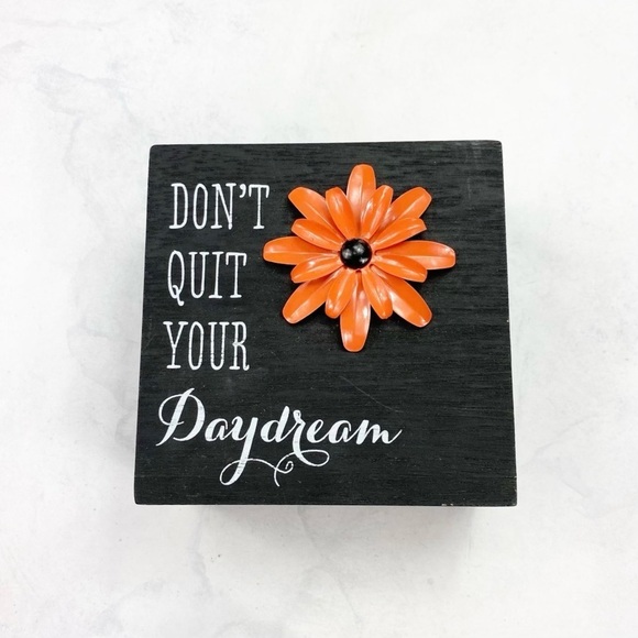 Don’t Quit Your Daydream Jewelry Box - Picture 1 of 3